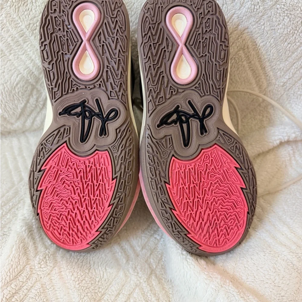 NEW NEVER WORN Kyrie Infinity size 6